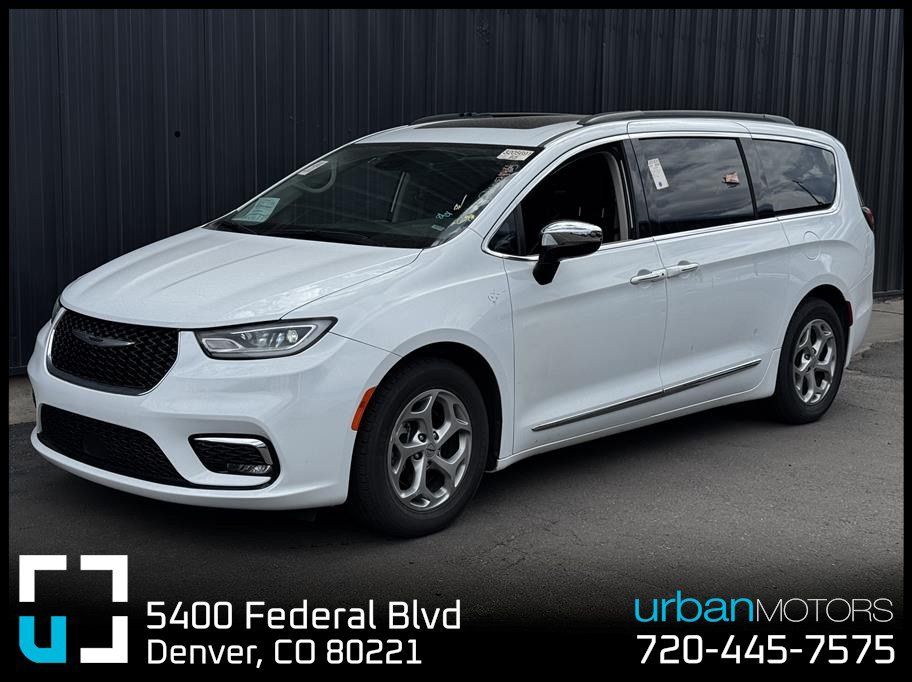 Used 2023 Chrysler Pacifica Limited FWD image 1