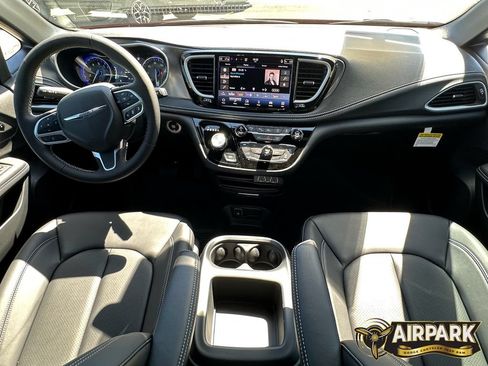New 2025 Chrysler Pacifica Select FWD image 14