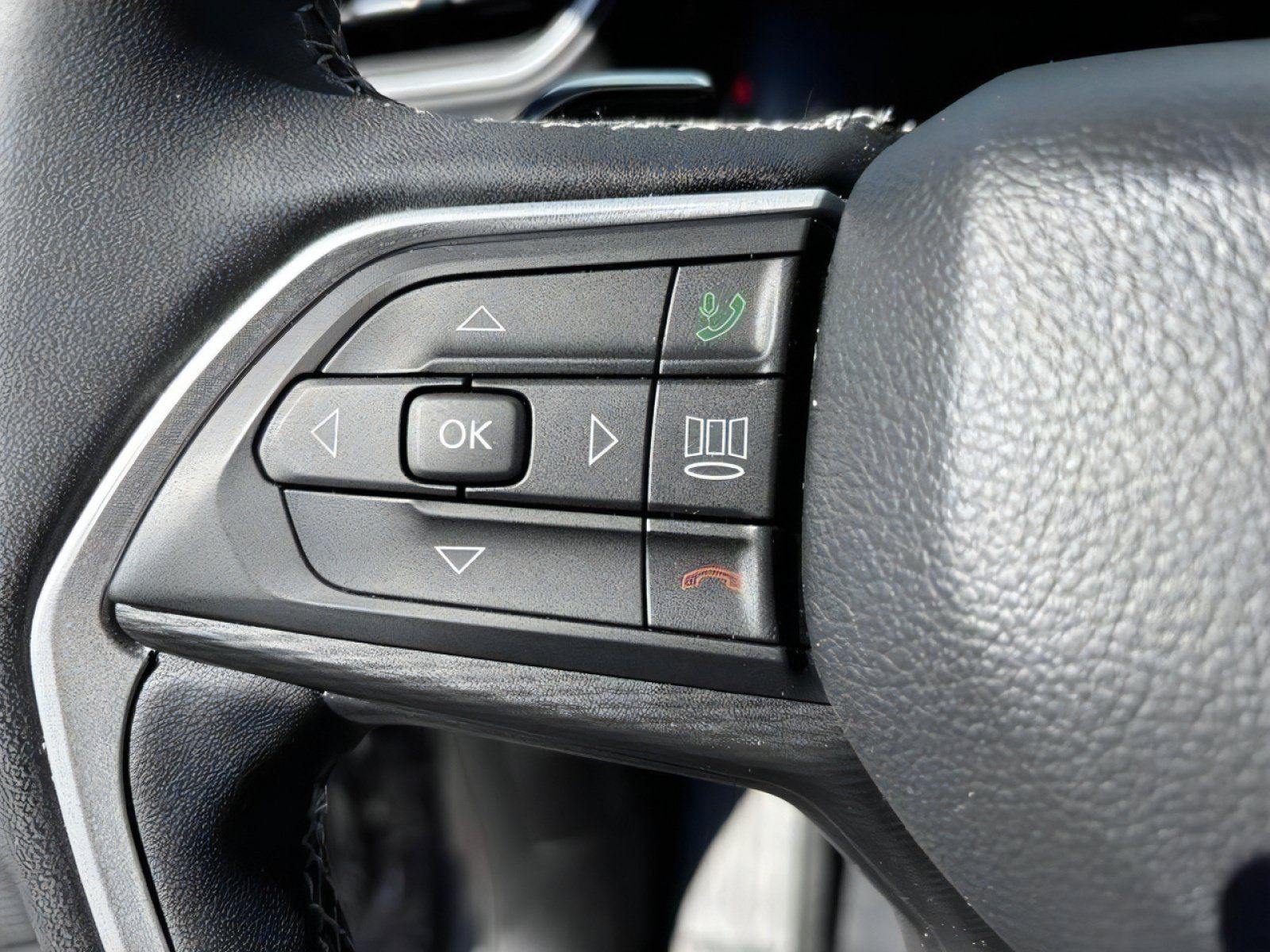 Used 2023 Jeep Grand Cherokee L Laredo AWD/4WD image 23