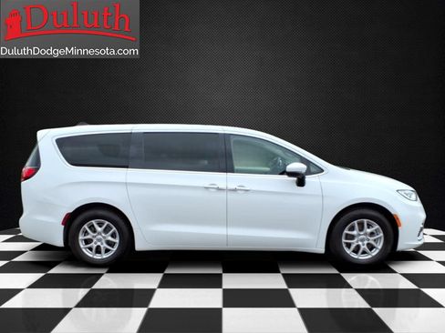 Used 2023 Chrysler Pacifica Touring-L FWD image 6