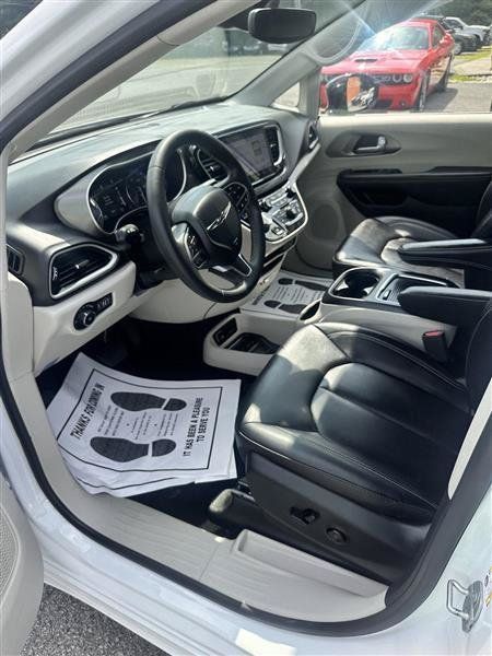 Used 2024 Chrysler Pacifica Touring-L FWD image 9