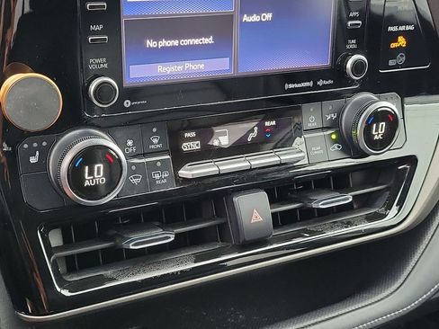 Used 2021 Toyota Highlander XLE FWD image 25