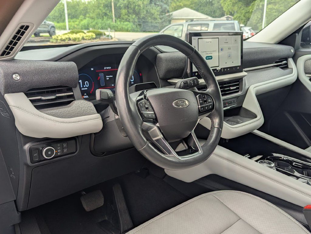 Used 2025 Ford Explorer Platinum w/ Ultimate Package AWD/4WD image 9
