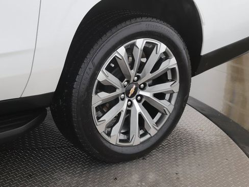 Used 2025 Chevrolet Suburban High Country image 14