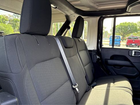Used 2019 Jeep Wrangler Unlimited Sahara AWD/4WD image 11