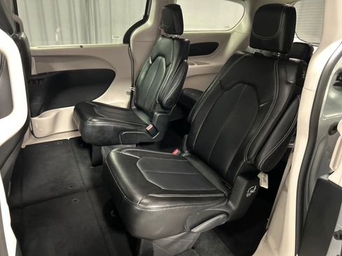 Used 2024 Chrysler Pacifica Touring-L image 23