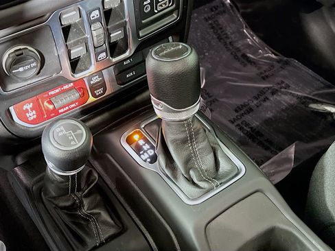 Used 2025 Jeep Gladiator Rubicon w/ Convenience Group image 16