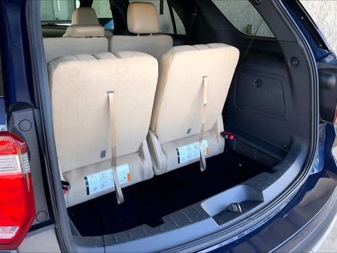 Used 2017 Ford Explorer XLT w/ Equipment Group 202A FWD image 32