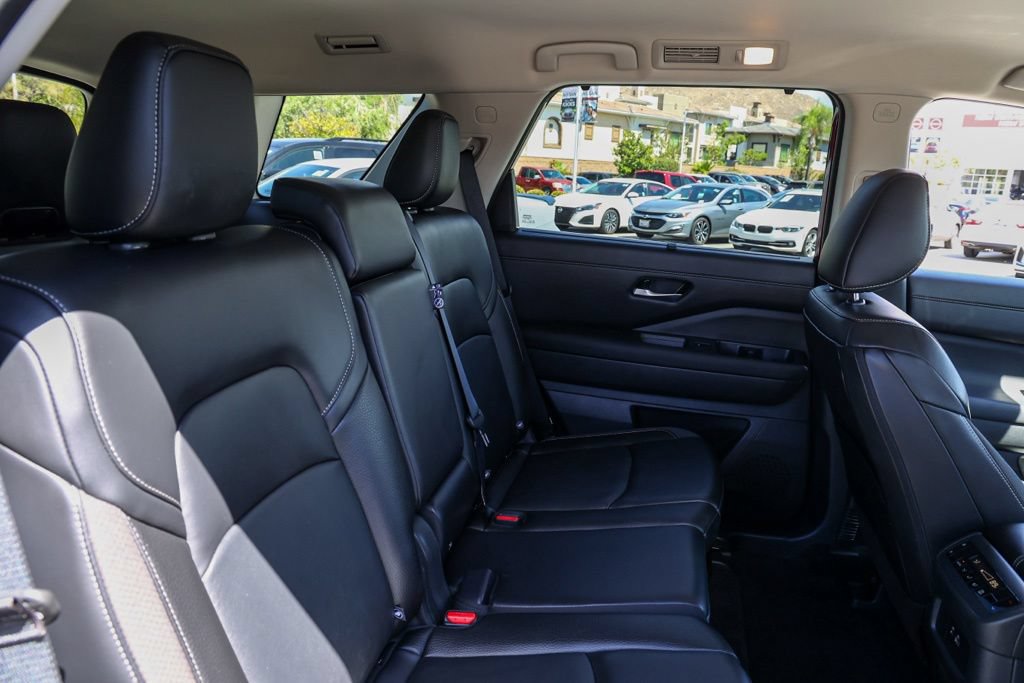 Used 2025 Nissan Pathfinder SL FWD image 18