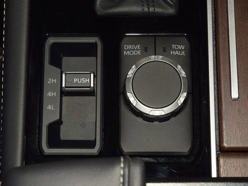 Used 2025 Toyota Sequoia Capstone AWD/4WD image 38
