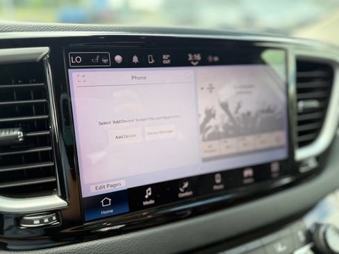 Used 2023 Chrysler Pacifica Touring-L FWD image 12