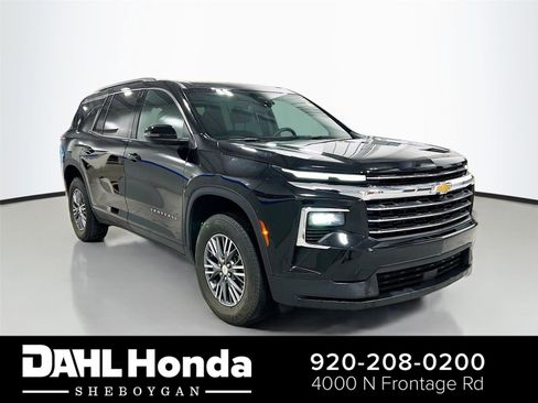 Used 2025 Chevrolet Traverse LT image 1