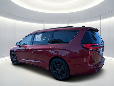 Used 2025 Chrysler Pacifica Limited FWD image 5