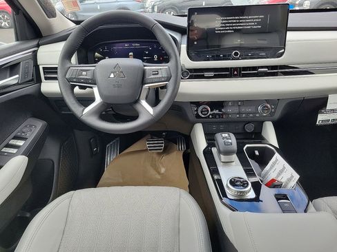 New 2025 Mitsubishi Outlander AWD image 8