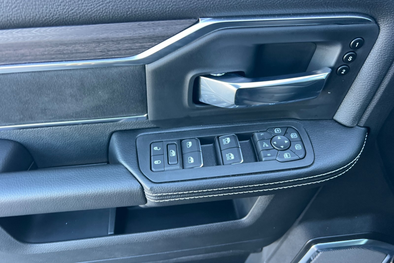 New 2026 RAM 3500 Laramie AWD/4WD image 14