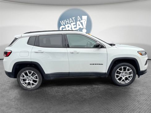 Certified 2022 Jeep Compass Latitude image 10