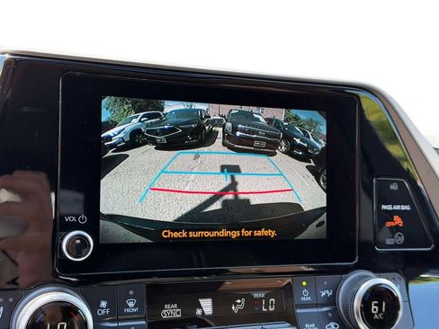 Used 2023 Toyota Highlander XLE AWD/4WD image 41