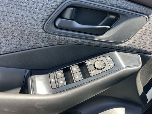 Used 2023 Nissan Rogue S AWD/4WD image 26