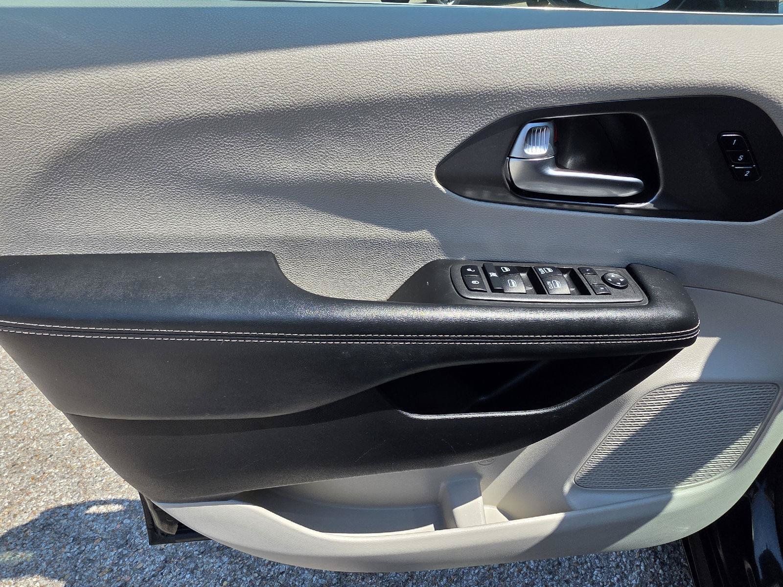 Used 2022 Chrysler Pacifica Touring-L FWD image 35