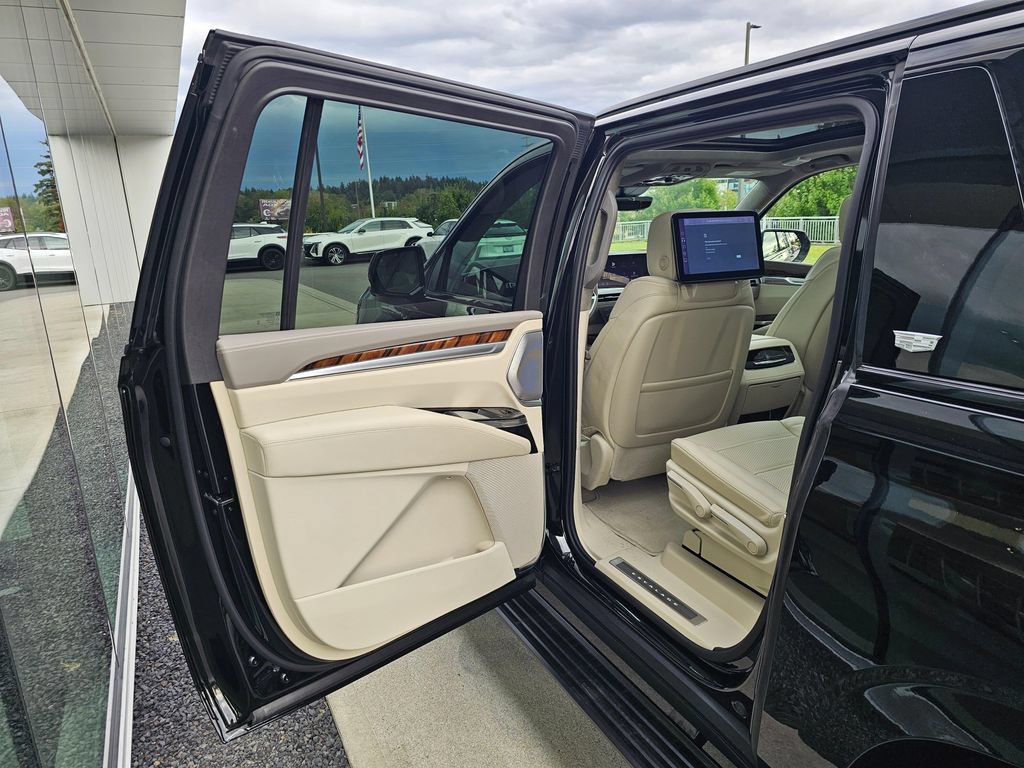 New 2026 Cadillac Escalade ESV Platinum Sport AWD/4WD image 16