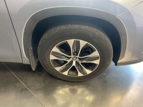 Used 2020 Toyota Highlander XLE AWD/4WD image 14