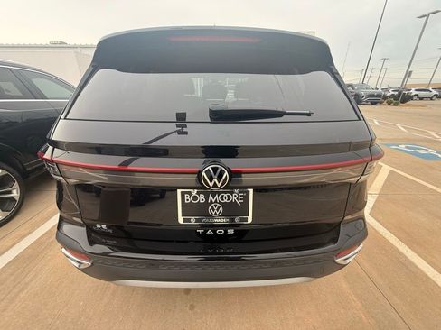 Used 2025 Volkswagen Taos SE FWD image 8