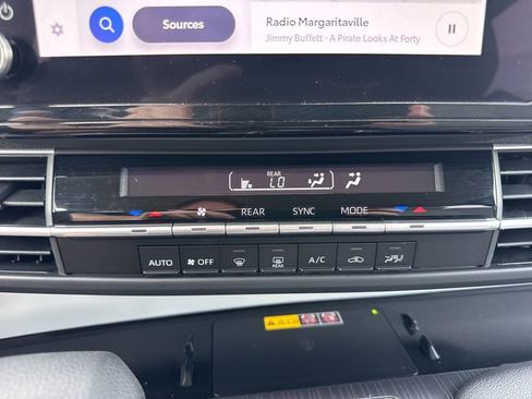 Used 2025 Toyota Sienna LE image 19