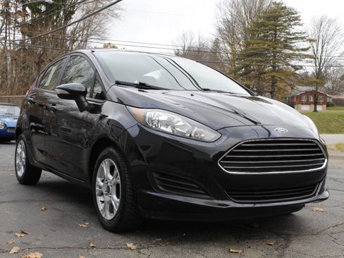 Used 2015 Ford Fiesta SE image 2