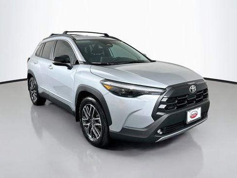 Used 2026 Toyota Corolla Cross XLE w/ Convenience Package FWD image 3