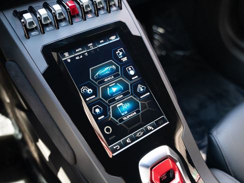 Used 2021 Lamborghini Huracan EVO image 19