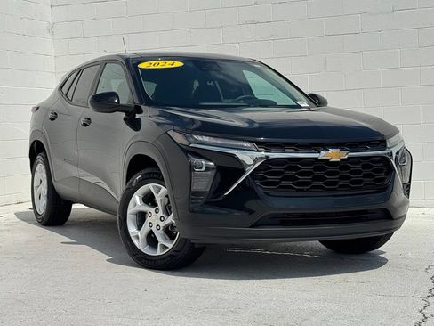 Used 2024 Chevrolet Trax LS w/ LS Convenience Package FWD image 2