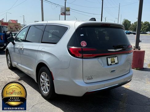 Used 2024 Chrysler Pacifica Touring-L FWD image 7