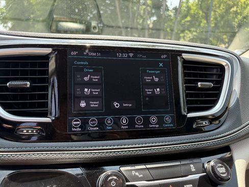 Used 2020 Chrysler Pacifica Limited FWD image 19