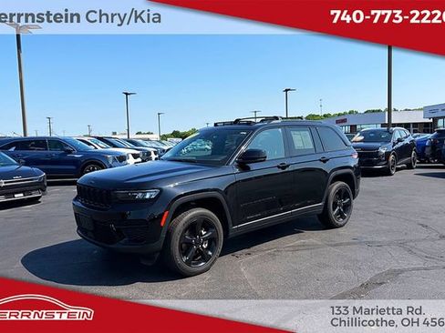 Used 2023 Jeep Grand Cherokee Altitude AWD/4WD image 3