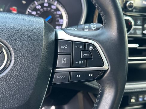 Used 2022 Toyota Highlander XLE image 28