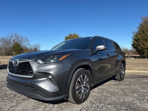 Used 2023 Toyota Highlander XLE image 1