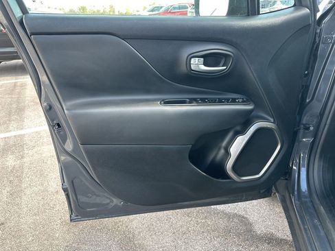 Used 2022 Jeep Renegade Latitude image 10