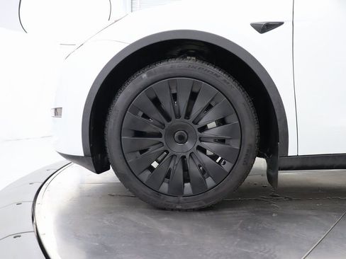 Used 2024 Tesla Model Y Long Range image 38