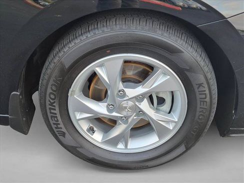 Used 2022 Hyundai Elantra SE FWD image 22