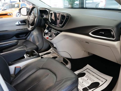 Used 2022 Chrysler Pacifica Touring-L FWD image 43