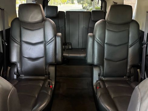 Used 2017 Cadillac Escalade Luxury image 32