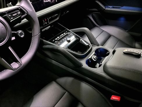 Used 2025 Porsche Cayenne image 18