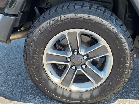 Used 2023 Jeep Wrangler Unlimited Sahara AWD/4WD image 16