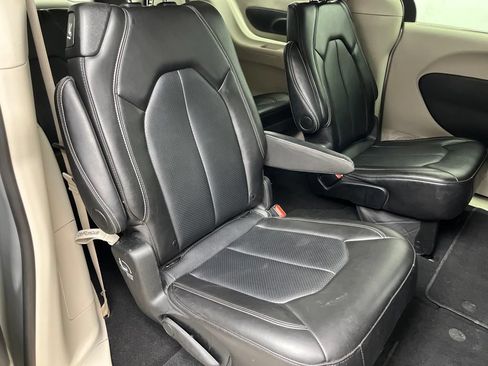 Used 2024 Chrysler Pacifica Touring-L FWD image 23