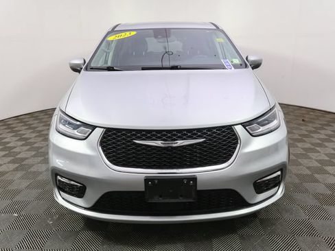 Used 2023 Chrysler Pacifica Touring-L FWD image 4