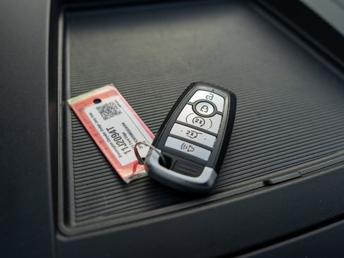 Used 2021 Ford Edge Titanium image 30