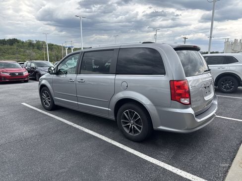 Used 2016 Dodge Grand Caravan SXT FWD image 3