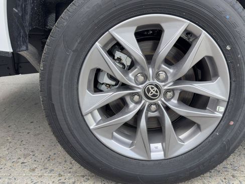 Used 2026 Toyota Sienna LE FWD image 11
