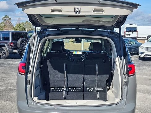 Used 2023 Chrysler Pacifica Limited image 19