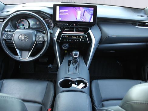 Used 2023 Toyota Venza XLE image 2